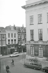 831397 Gezicht op de hoek van het stadhuis (Stadhuisbrug 1) te Utrecht met het Oudkerkhof; op de achtergrond de ...